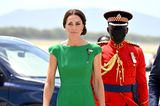 Für die Abschiedszeremonie am Norman Manley International Airport in Kingston trägt Herzogin Catherine ein smaragdgrünes Kleid von Emilia Wickstead, das sie mit beigefarbenen Velourleder-Pumps von Gianvito Rossi kombiniert. Die Kolibri-Brosche, die Kate trägt, war übrigens ein Geschenk Jamaikas für Queen Elizabeths Goldenes Thronjubiläum im Jahr 2002. Sie zeigt den jamaikanischen Nationalvogel, den "Doctor Bird". Dazu hat sich die Herzogin gelbe Citrin-Ohrringe von Kiki McDonough ausgesucht.