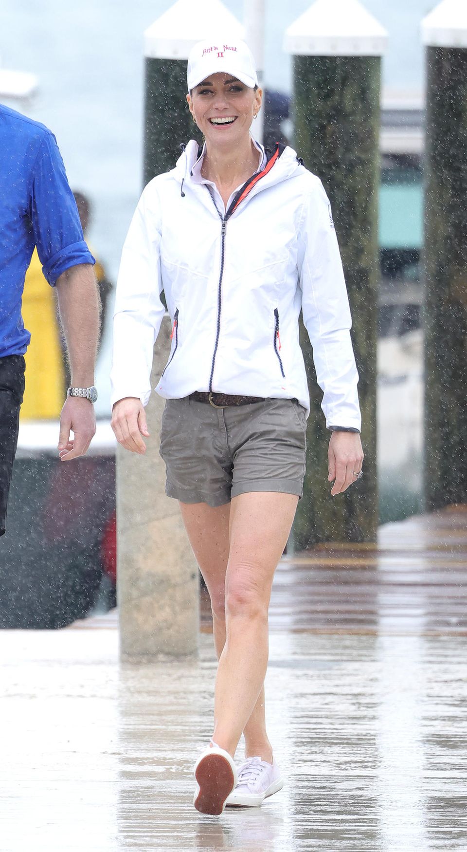 Bei einer Segel-Regatta auf Jamaica tauscht Kate ihre Pumps gegen sportliche Sneaker. In kurzer Shorts und Regenjacke trotzt sie dem Regen und begibt sich auf See.