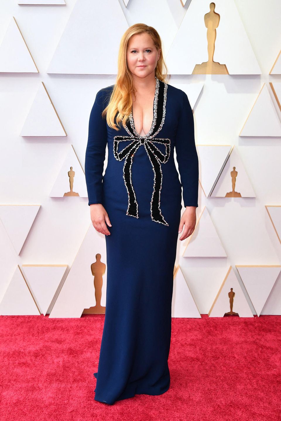 Oscar-Moderatorin Amy Schumer kommt als Geschenk. Ihr Kleid stammt aus dem Hause Oscar de la Renta.