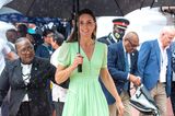 Trotz Regen strahlt die Herzogin von Cambridge in einem hellgrünen Midi-Kleid des Labels Self-Portrait. Der romantische Schnitt hat es uns besonders angetan. Dazu kombiniert Kate weiße Pumps von Jimmy Choo. 