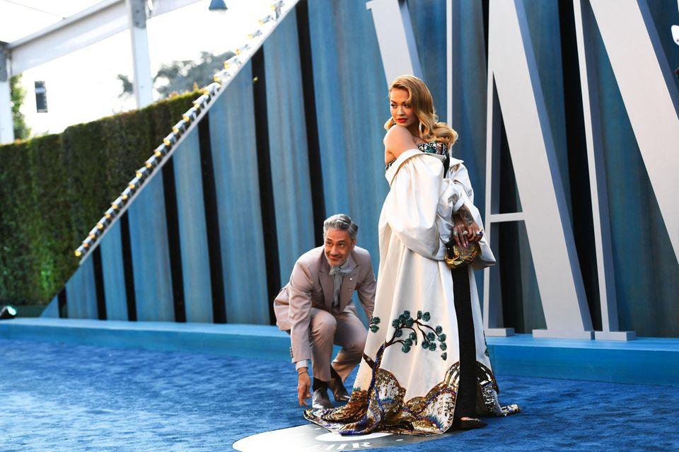 Mit Regisseur Taika Waititi an ihrer Seite kann bei Rita Oras Look von Dolce & Gabbana nichts schief gehen!