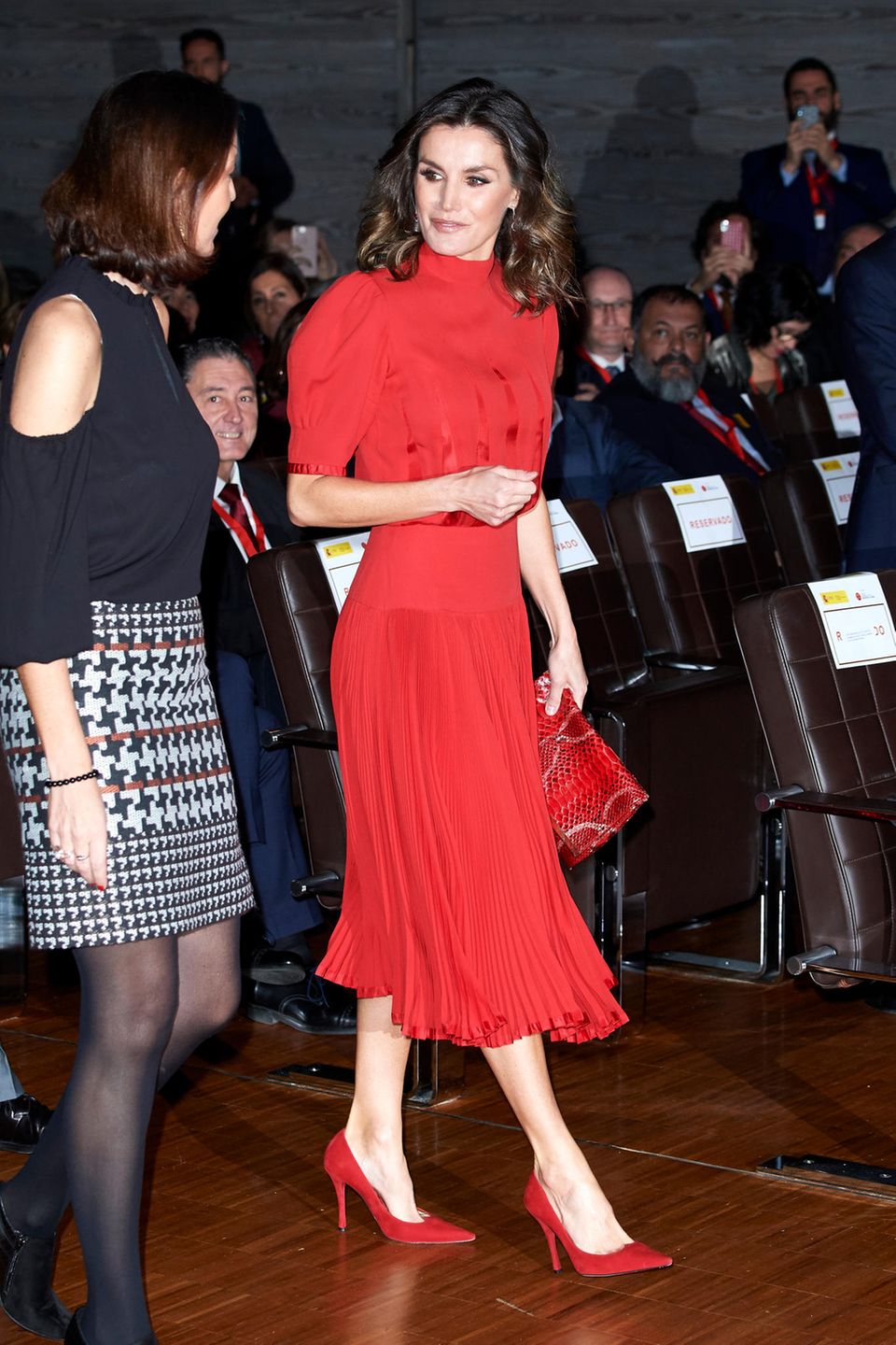 Schon im Dezember 2018 trägt Königin Letizia das rote Kleid. Tatsächlich gehört es eigentlich Königin Sofia, Letizias Schwiegermutter. 
