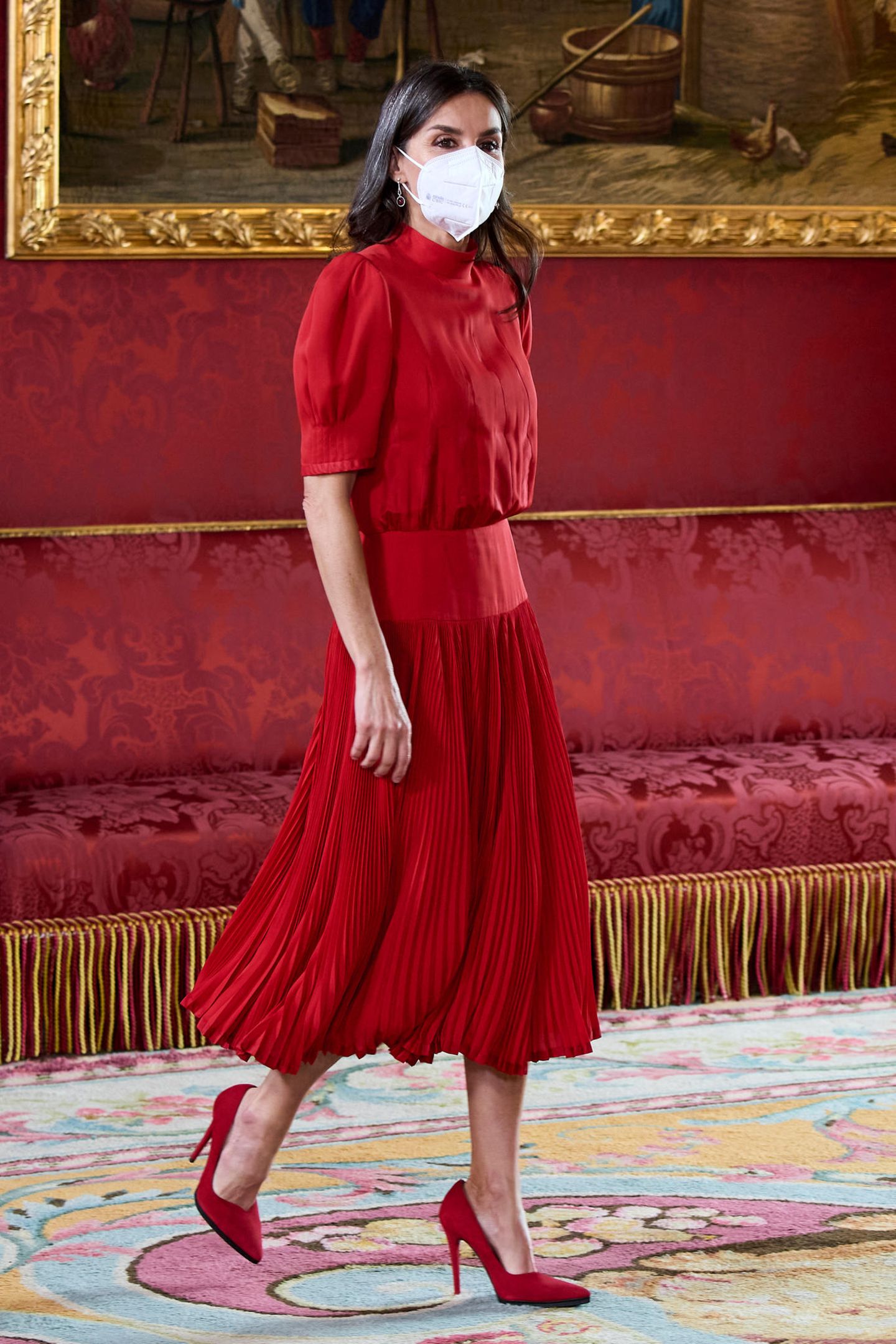 In dem taillierten Midi-Kleid von Carolina Herrera strahlt Königin Letizia bei einem offiziellen Termin auf Costa Rica. Doch die Kombi mit den roten Pumps kommt uns irgendwie bekannt vor ...