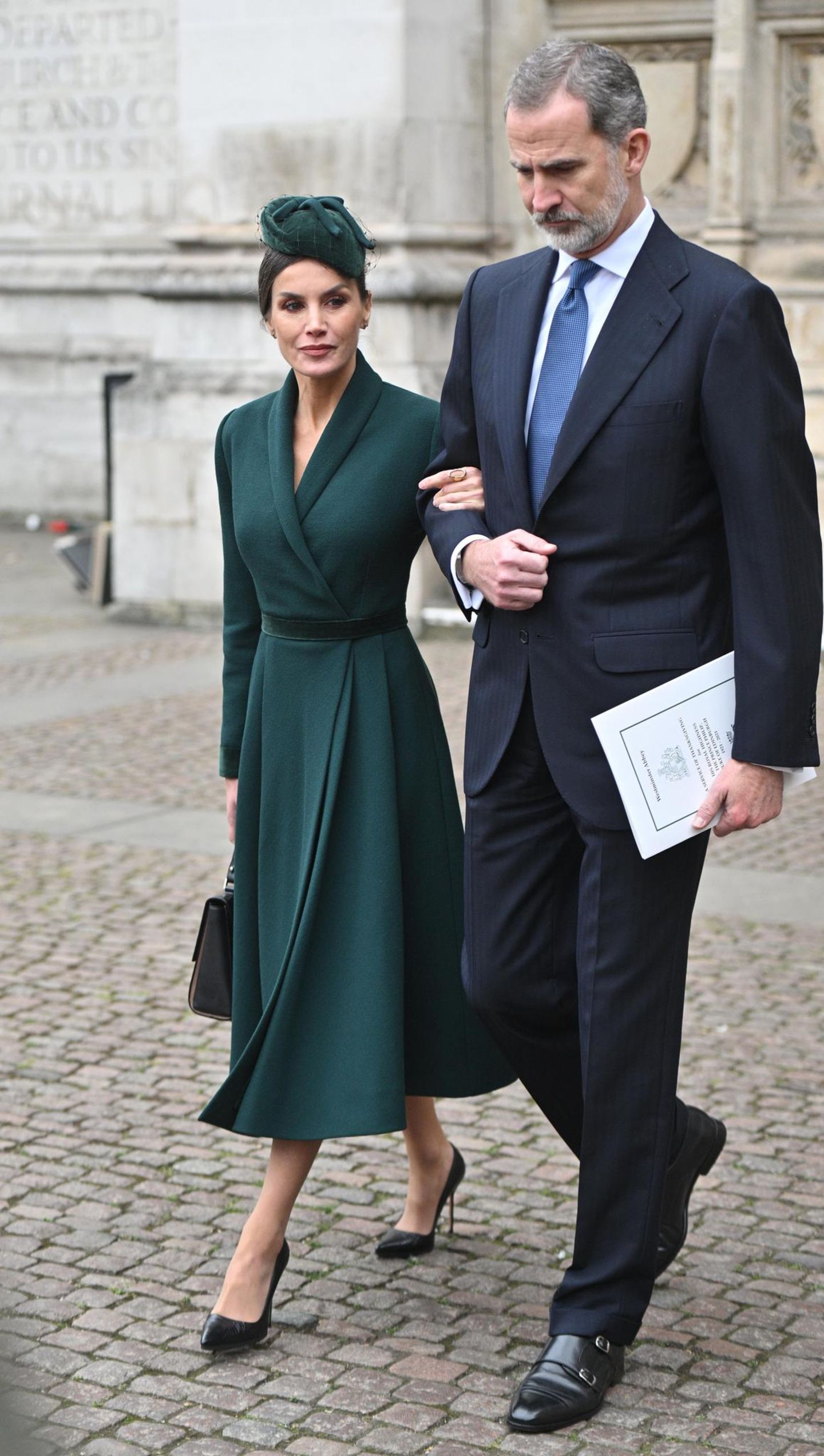 Anders als Herzogin Catherine, wählt Königin Letizia für die Gedenkfeier zu Ehren Prinz Philips ein dunkelgrünes Outfit. Das taillierte Mantelkleid kombiniert sie sehr elegant mit schwarzen Pumps und einer schwarzen BOSS-Tasche. Über den Grund, weshalb viele Gäste Grün tragen, lässt sich bisher nur spekulieren. Auch die Queen wählt ein grünes Kleid.