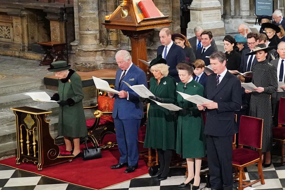 Queen Elizabeth, Herzogin Camilla und Prinzessin Anne tragen grüne Mäntel. 