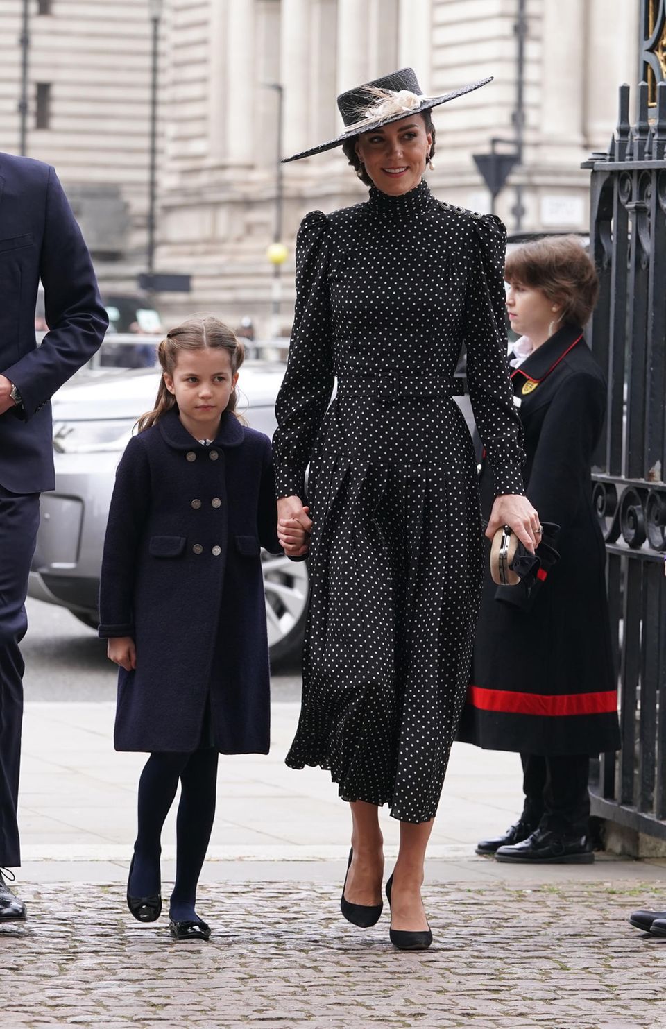 Herzogin Catherine und Prinzessin Charlotte Hand in Hand auf dem Weg in die Westminster Abbey.