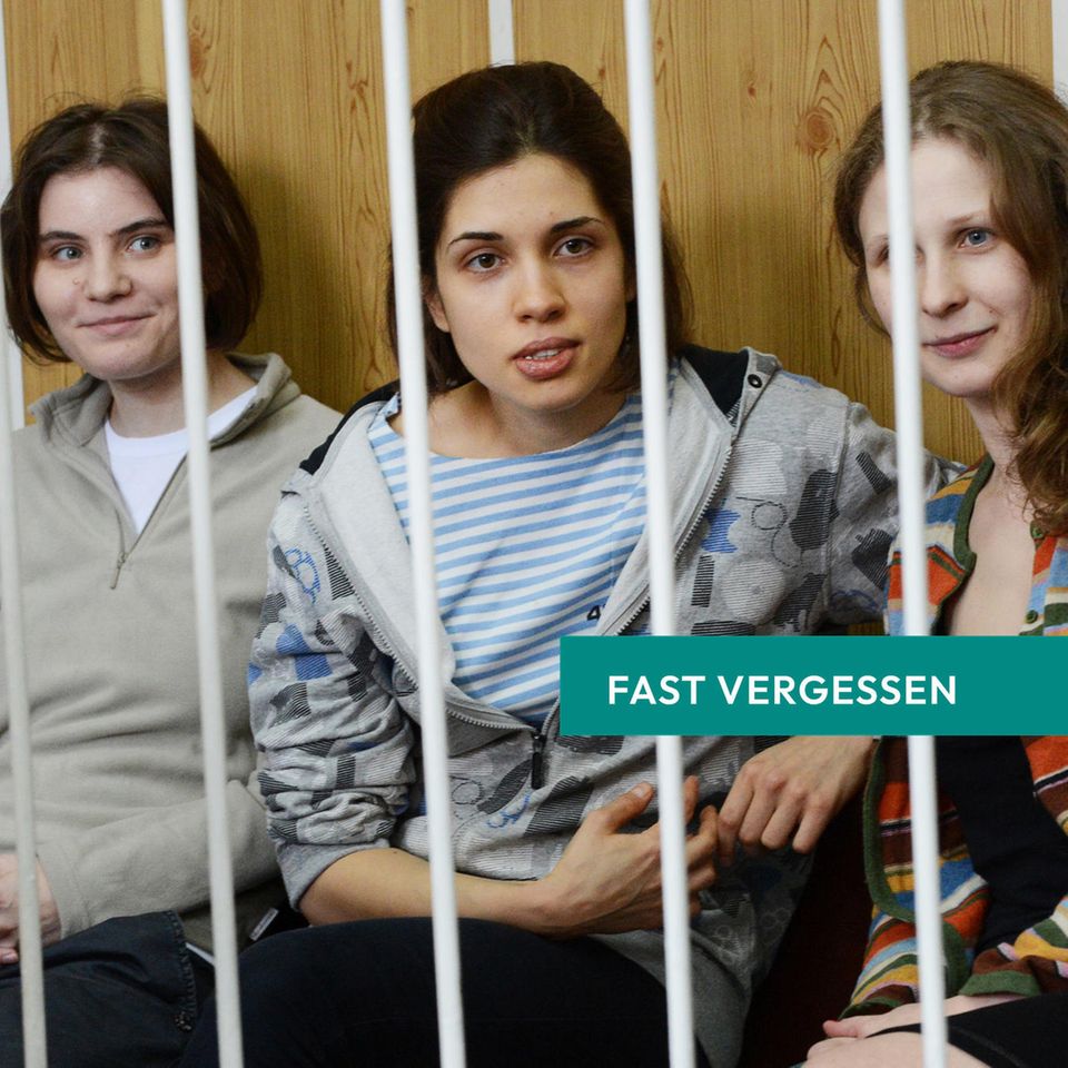 Jekaterina Samuzewitsch (li.), Nadeschda Tolokonnikowa und Marija Aljochina am 20. Juli 2021 in Moskau vor Gericht 