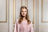 Neben einigen Gruppenfotos gibt es auch ein neues Porträt der kleinen Prinzessin. Auf dem ist sie in einem rosafarbenen Kleid zu sehen. Farblich passend ziert eine Schleife ihre goldblonden Haare – einfach nur schön! 