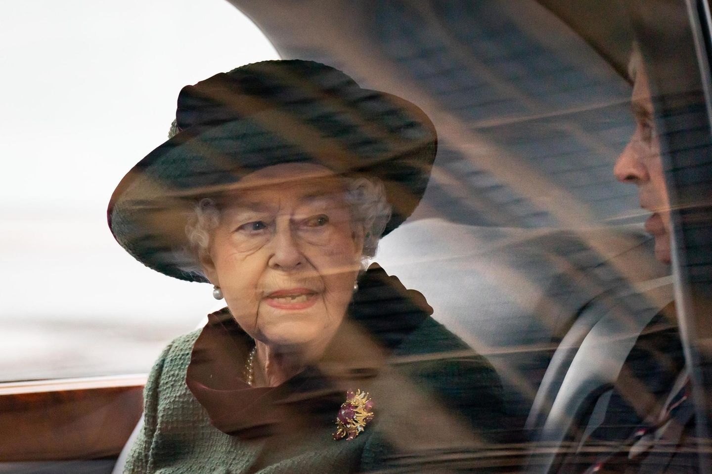 Queen Elizabeth fährt zusammen mit ihrem Sohn Prinz Andrew zur Westminster Abbey.