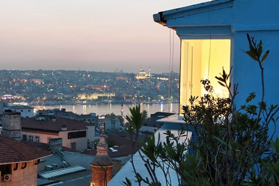 Istanbul: Blick von einer Dachterasse über einen Hafen im Sonnenuntergang
