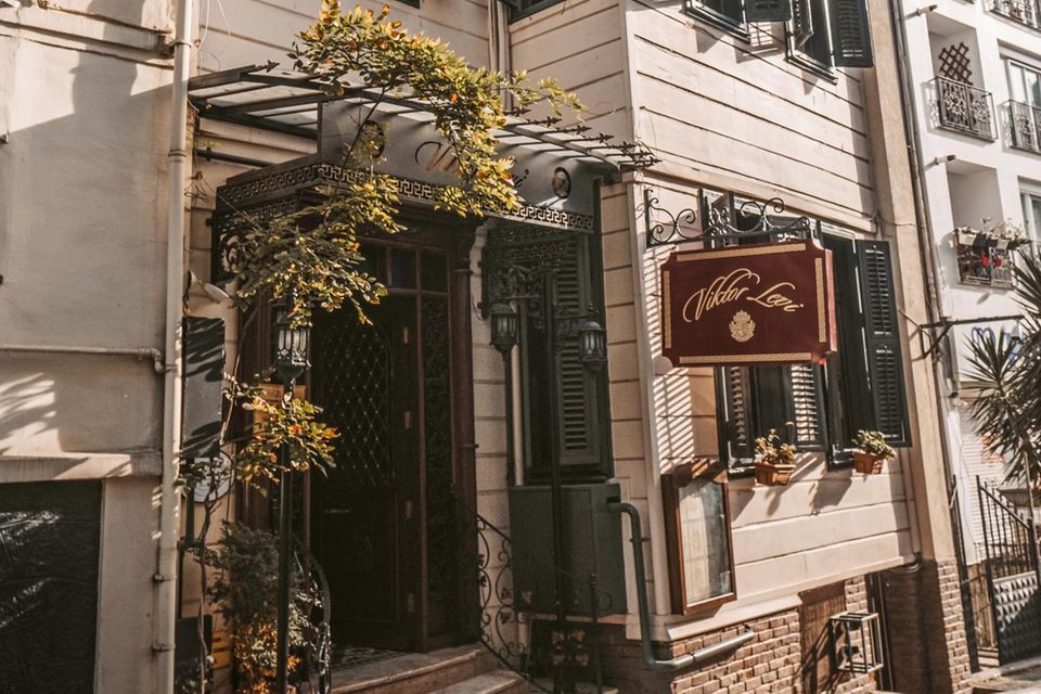 Istanbul: ein cremefarbendes Gebäude mit dunkelgrünen Fenstern
