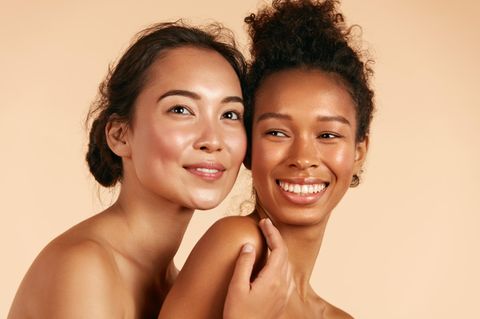 Dewy Skin: Zwei Frauen mit glänzender Haut
