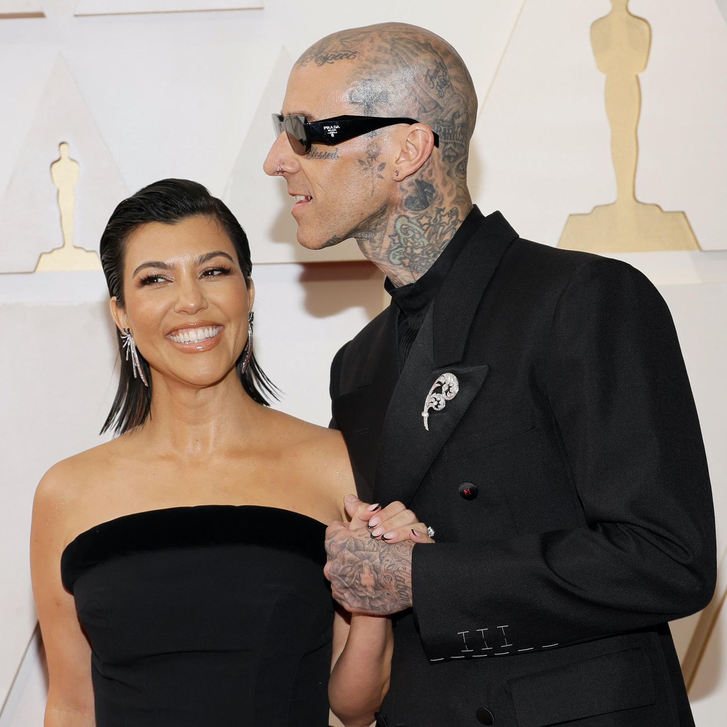 Nägel sind auf jeden Fall der neue Beautytrend während der Oscars 2022. Während Heidi auf Rosé und XXL-Krallen setzt, präsentiert Reality-Star Kourtney Kardashian French-Nails im schwarzen Gothic-Chic.