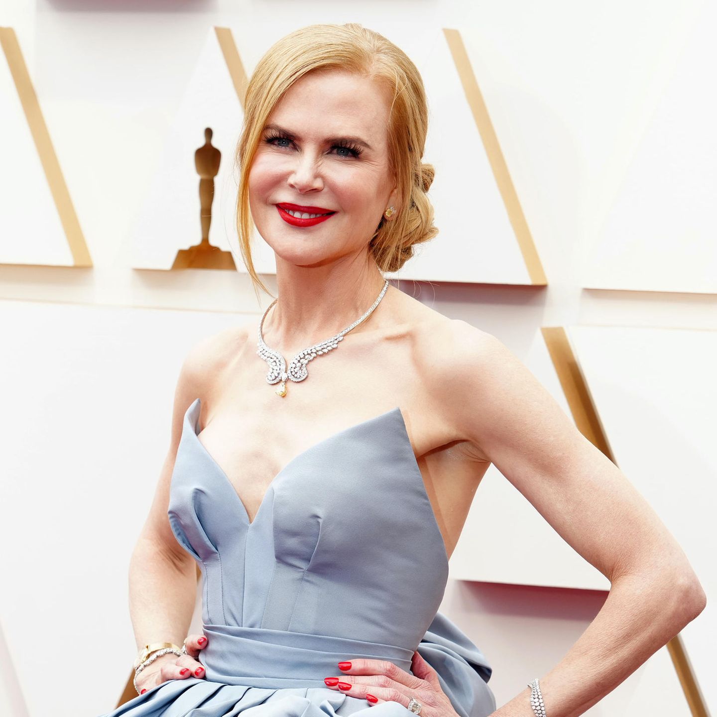 Schauspielerin Nicole Kidman stimmt Nagellack und Lippenstift perfekt aufeinander ab. Das knallige Rot lässt ihren Teint strahlen und bekommt durch die im tiefen Dutt weggesteckten Haare volle Aufmerksamkeit auf dem roten Teppich der 94. Academy Awards. 