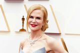 Schauspielerin Nicole Kidman stimmt Nagellack und Lippenstift perfekt aufeinander ab. Das knallige Rot lässt ihren Teint strahlen und bekommt durch die im tiefen Dutt weggesteckten Haare volle Aufmerksamkeit auf dem roten Teppich der 94. Academy Awards. 