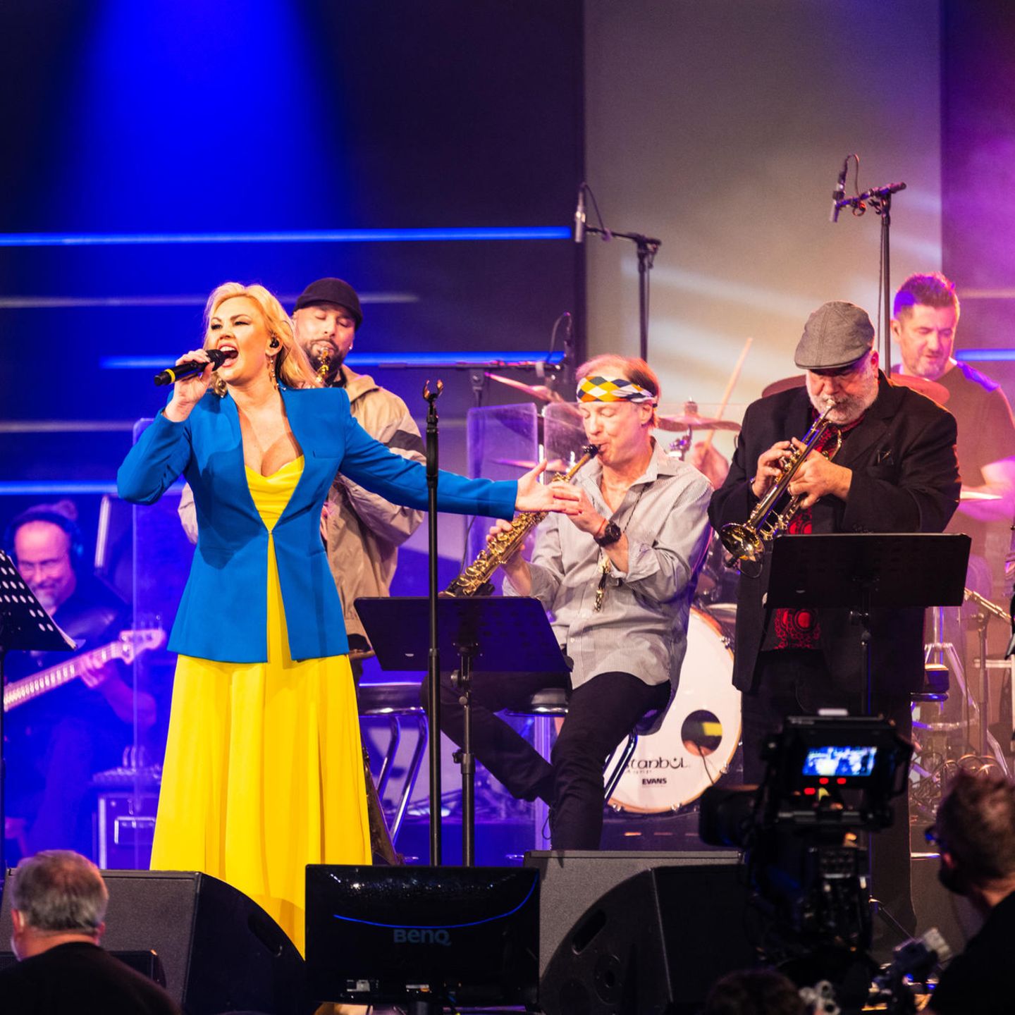 Bei der Jazzwoche in Burghausen spielten Leslie Mandoki und Band zusammen mit dem ukrainischen Superstar Kamaliya. Damit setzen die Mandoki Soulmates zusammen mit Kamaliya, die vor kurzem noch vor den Bombardierungen in Kiew geflohen ist, ein Statement gegen den grausamen Krieg – und für Zusammenhalt und Menschlichkeit. "Heute fühle ich mit den Flüchtlingen aus der Ukraine, die versuchen, der Grausamkeit dieses erbarmungslosen Krieges zu entkommen", sagt Leslie Mandoki. "Deshalb lasst uns alle zusammen helfen, indem wir weiter unser Bestes tun, um dem Frieden eine Chance zu geben! Denken Sie an die Millionen Menschen, die noch auf der Flucht sind, sie alle brauchen unsere Unterstützung."
