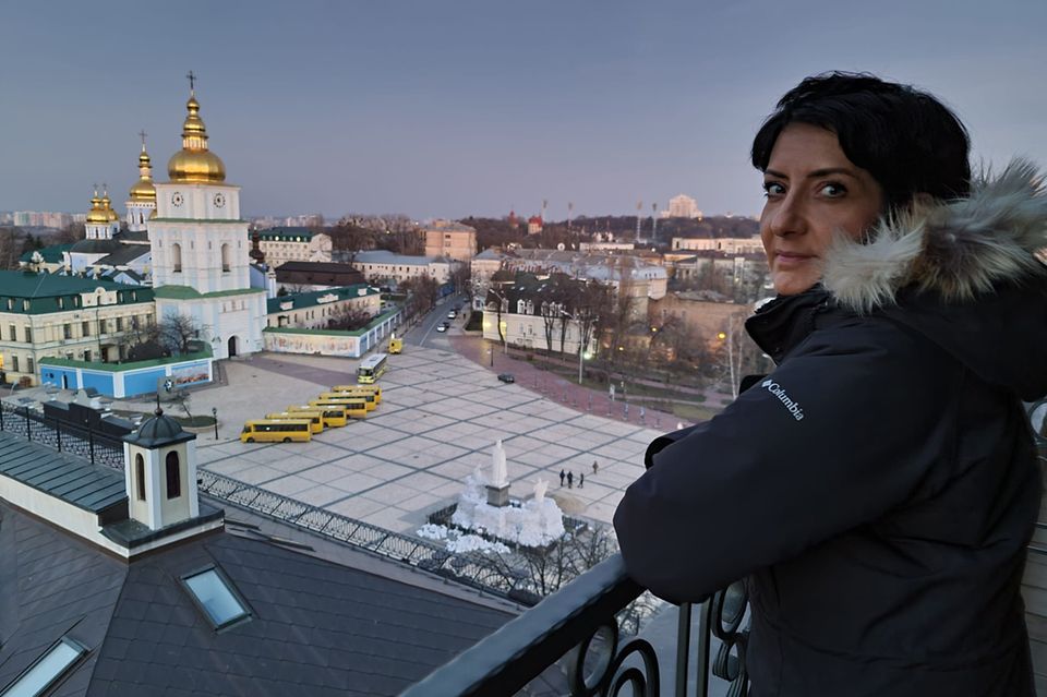 Kavita Sharma auf dem Balkon ihres Hotels in Kiew