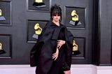Billie Eilish zeigt auch bei den Grammys wieder ihren ungewöhnlichen Style. Der XXXL-Blazer zum knielangen Seidendress und Boots wir etwas anders getragen als üblich.