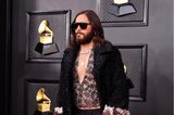 Jared Leto lässt auf einem Red Carpet nie Langeweile aufkommen. Mit offenherziger Glitzer-Weste zum Fellmix-Mantel ist das bei den Grammys auch nicht der Fall.
