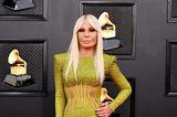 Star-Designerin Donatella Versace glitzert bei den Grammys im gelbgrünen 80s-Dress mit passenden Overknee-Boots.