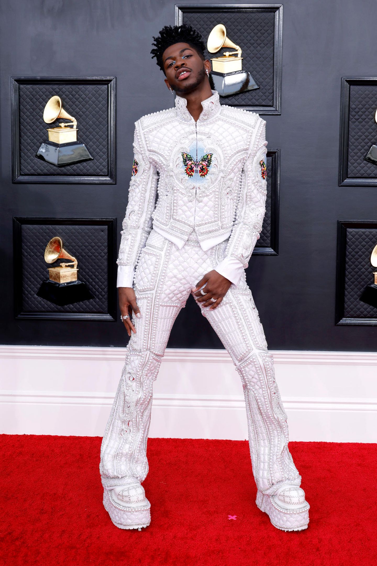 Lil Nas X zeigt bei den Grammys einen perlenbesetzten Balmain-Look, und der erinnert doch sehr stark am Kim Kardashians Pre-Wedding-Dress von 2014. 