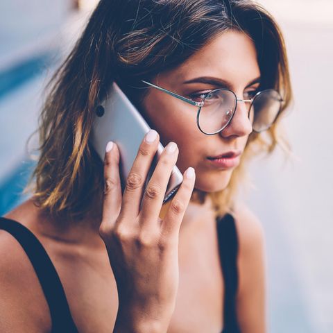 Frau am Smartphone: 4 Tipps für den Umgang mit toxischen Personen