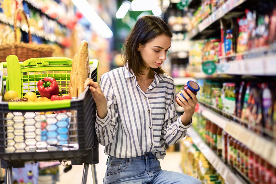 Diese Lebensmittel werden jetzt teurer: Eine Frau kauft im Supermarkt ein