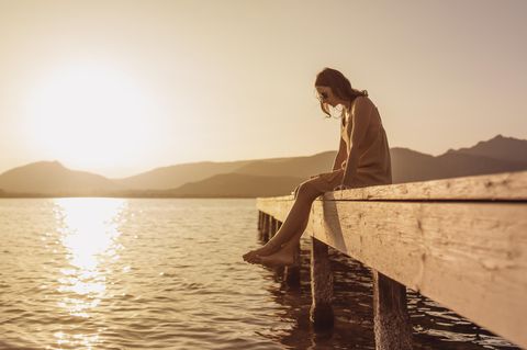Psychologie: Eine Frau an einem See