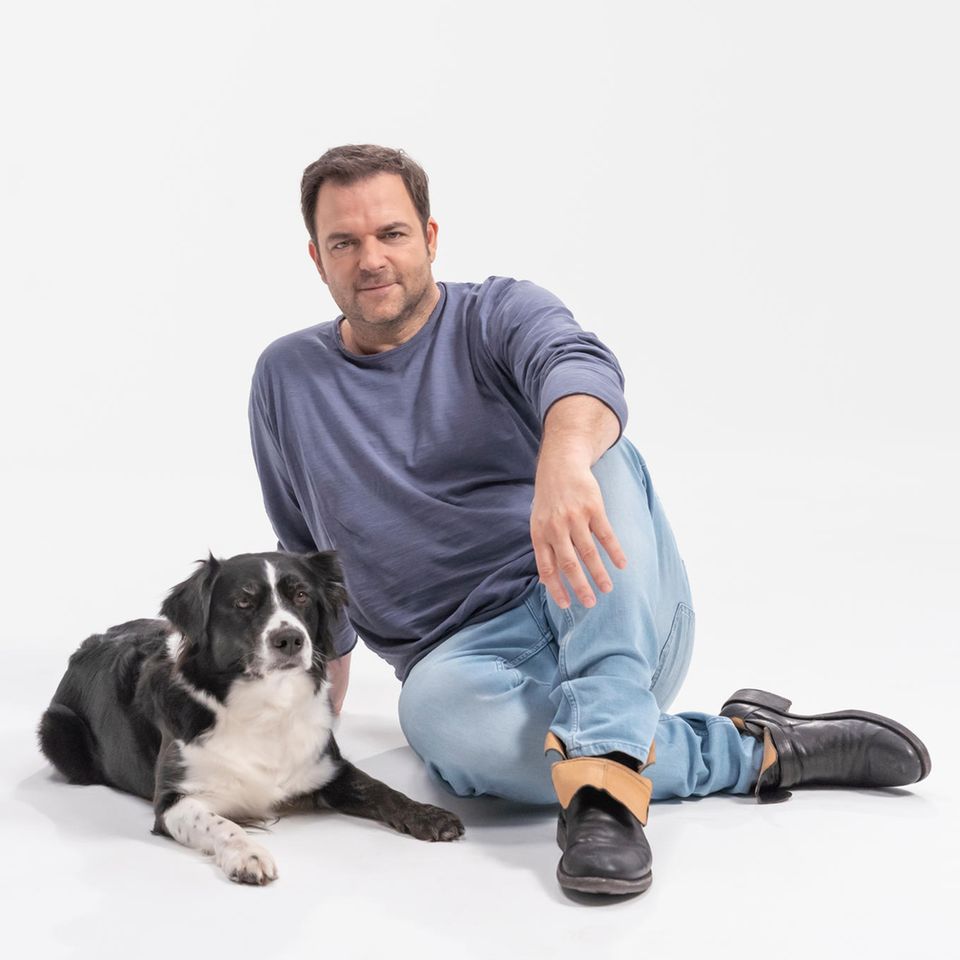 Hundeprofi Martin Rütter zusammen mit seiner Hündin Emma.
