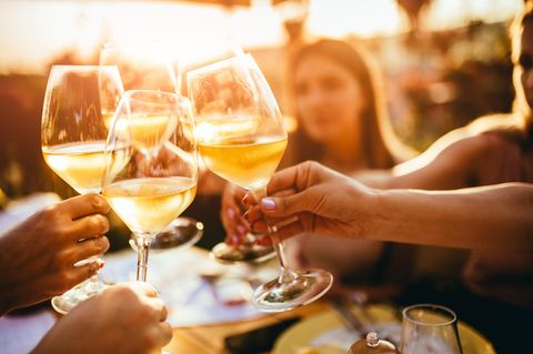 Weingläser: Könnten ein paar Drinks besser fürs Gehirn sein als gar kein Alkohol?