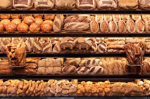 Bäckerei-Regal gefüllt mit verschiedenen Arten von Brot.