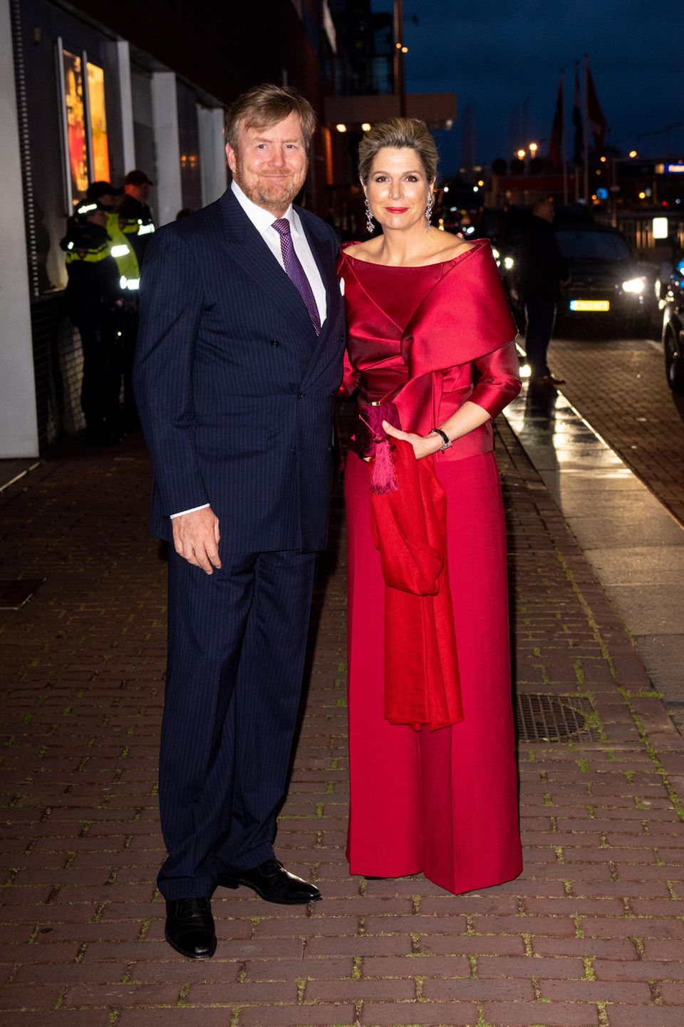 Am zweiten Abend besuchen König Willem-Alexander und Königin Máxima zusammen mit dem indischen Präsidentenpaar eine Tanzveranstaltung in Amsterdam. Dafür hat die Dreifach-Mama einen Zweiteiler in der Knallfarbe Rot gewählt. Die Hosenbeine sind weit geschnitten, der U-Boot-Ausschnitt gibt den Blick auf die Schultern der 50-Jährigen frei. 