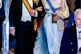 Königin Máxima und König Willem-Alexander bekommen Besuch vom indischen Präsidentenpaar. Dafür hat Máxima eine Traumrobe aus ihrem Kleiderschrank gefischt, dir vor allem durch ihren Regenbogenfarben-Verlauf und dem fließenden Stoff ins Auge sticht. Dazu kombiniert die niederländische Königin ihre silberfarbene Clutch von Dior. 