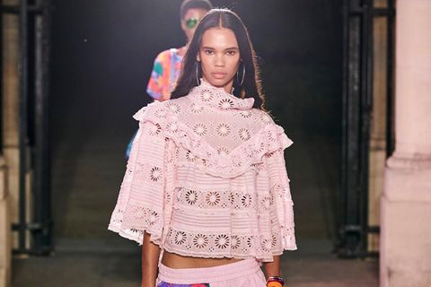 Fledermausärmel: Model trägt Bluse in rose