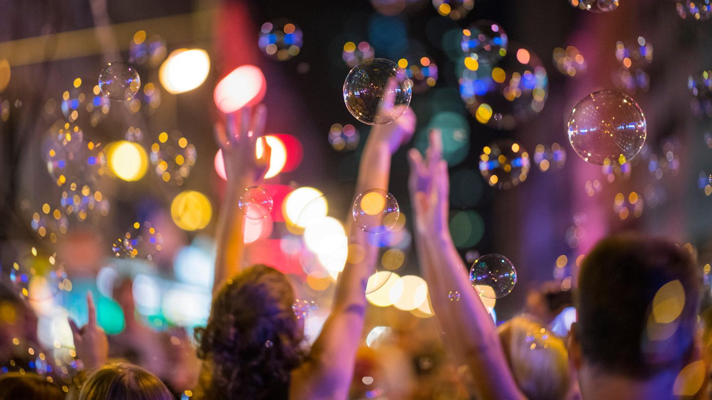 QTX Seifenblasenmaschine Mit 5 L Flüssigkeit – Für Partys, Disco, Pub, 20 U/min
