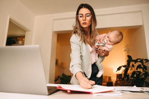Frau mit Baby am Computer
