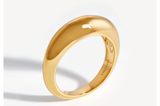 Ich trage nicht viel Schmuck, aber dieser goldene Ring von Missoma hat es mir angetan. Vor allem in Kombination mit ausgefalleneren Stücken kann ich ihn mir sehr gut vorstellen. Er sieht hochwertig aus und veredelt so jeden Look. Von Missoma London, 78 Euro.