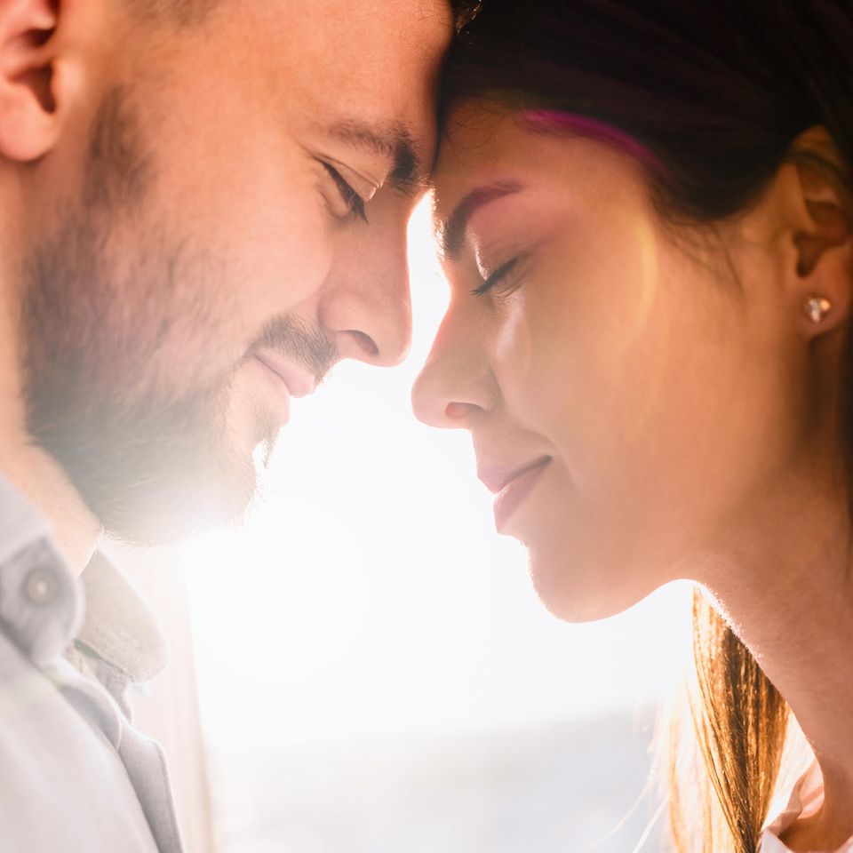 Offene Beziehung: Mann und Frau legen die Stirn aneinander