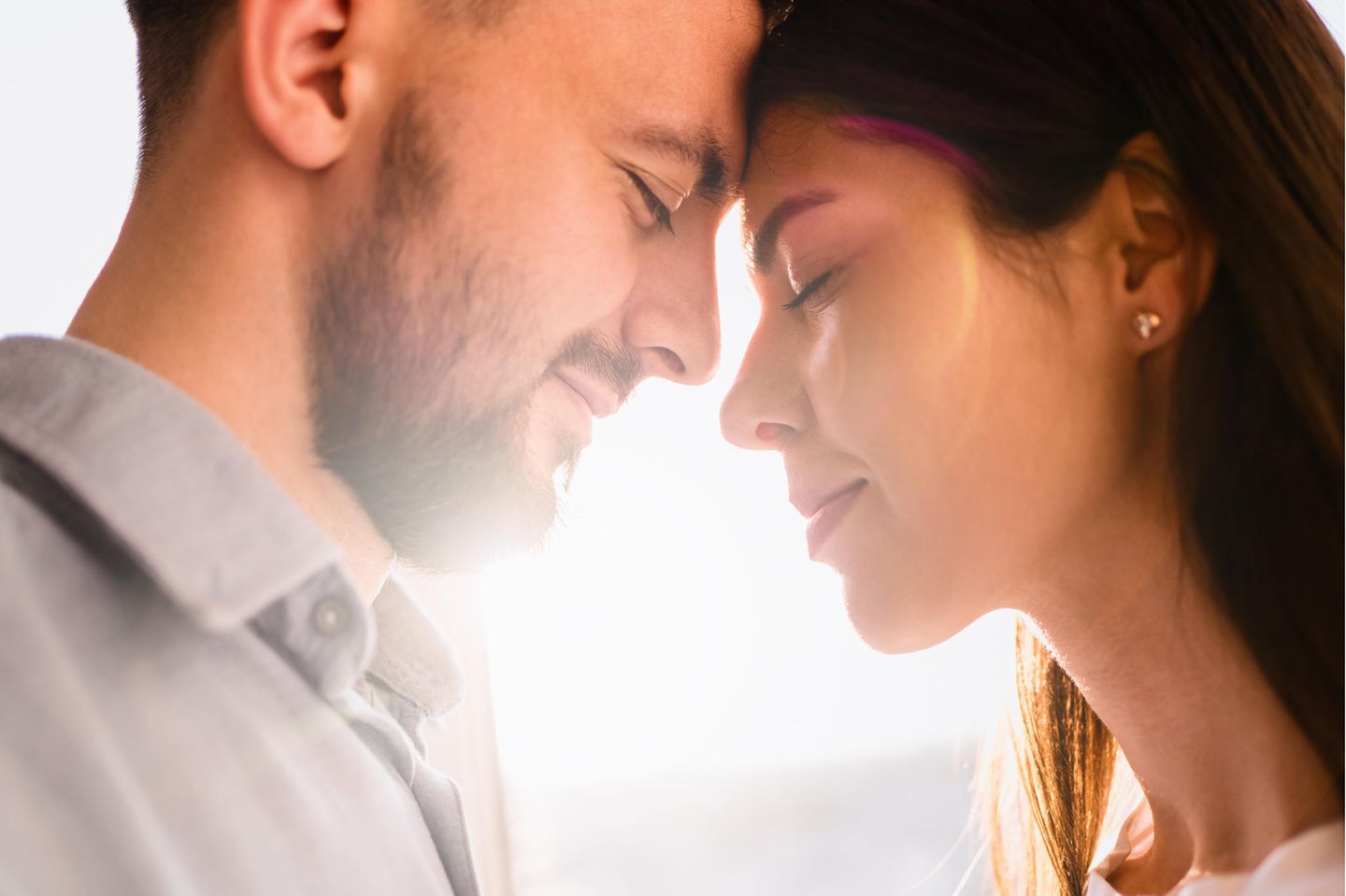 Offene Beziehung: Mann und Frau legen die Stirn aneinander