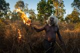 World Press Photo 2022: Aboriginie mit Feuer