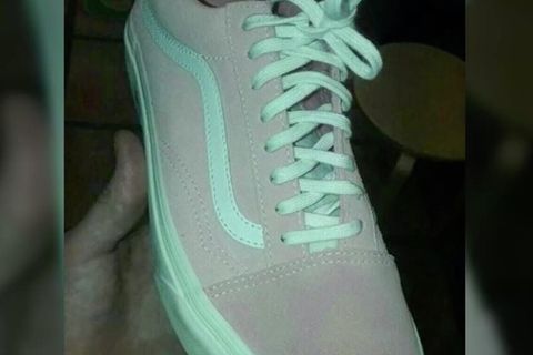 Welche Farbe hat der Schuh?