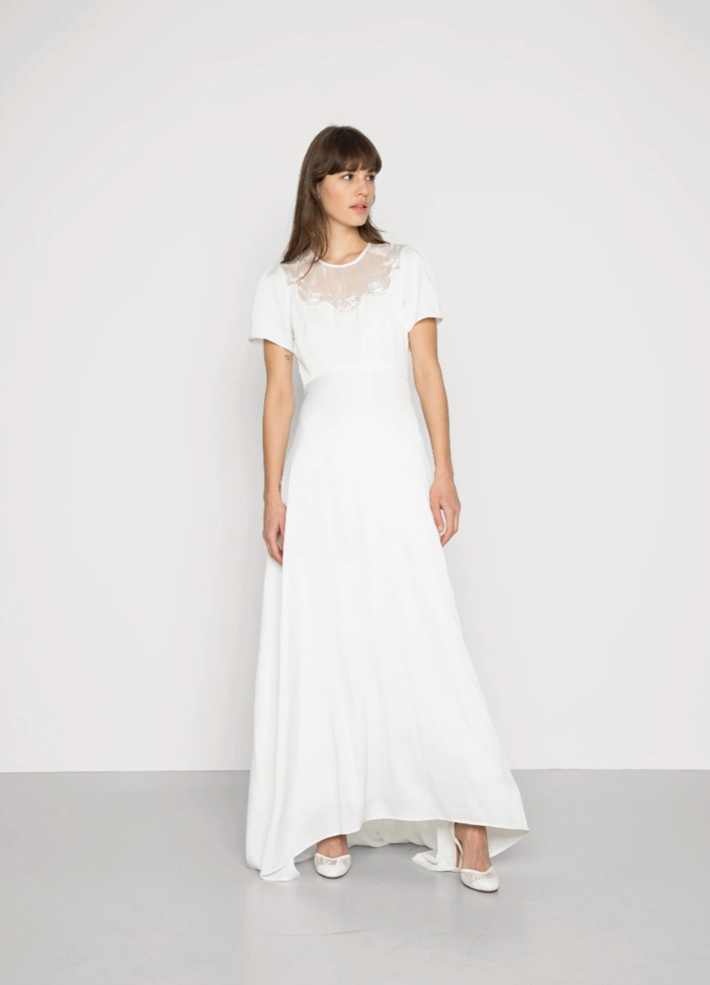 Simpel und trotzdem elegant ist dieses Kleid von YAS. Der transparente Einsatz am Dekolleté und der fließende Schnitt sorgen für einen feenhaften Auftritt. Yasdelia Maxidress von YAS, kostet ca. 120 Euro. 