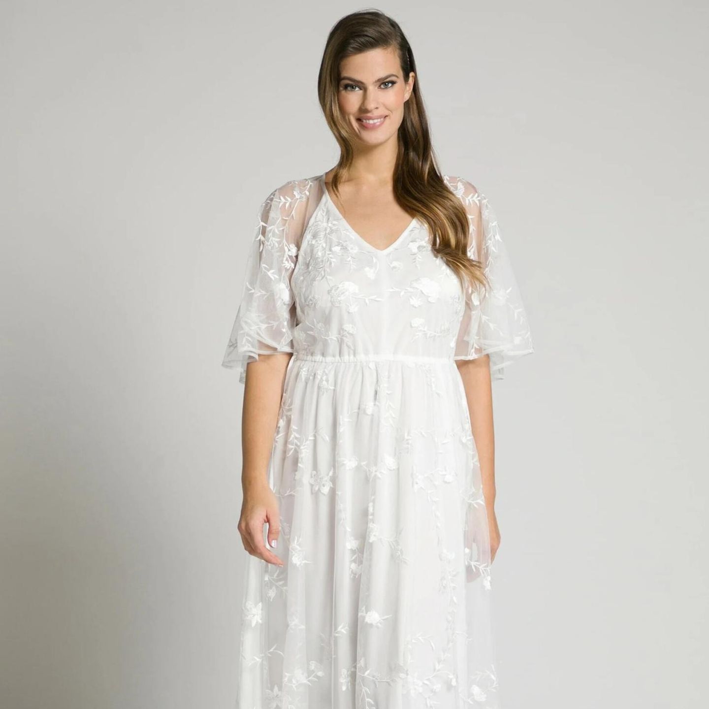 Floral und verspielt wirkt dieses Brautkleid von Ulla Popken nicht nur durch die Stickereien, sondern auch durch den semi-transparenten Stoff. Perfekt für eine Sommerhochzeit! Über Zalando, circa 150 Euro. 