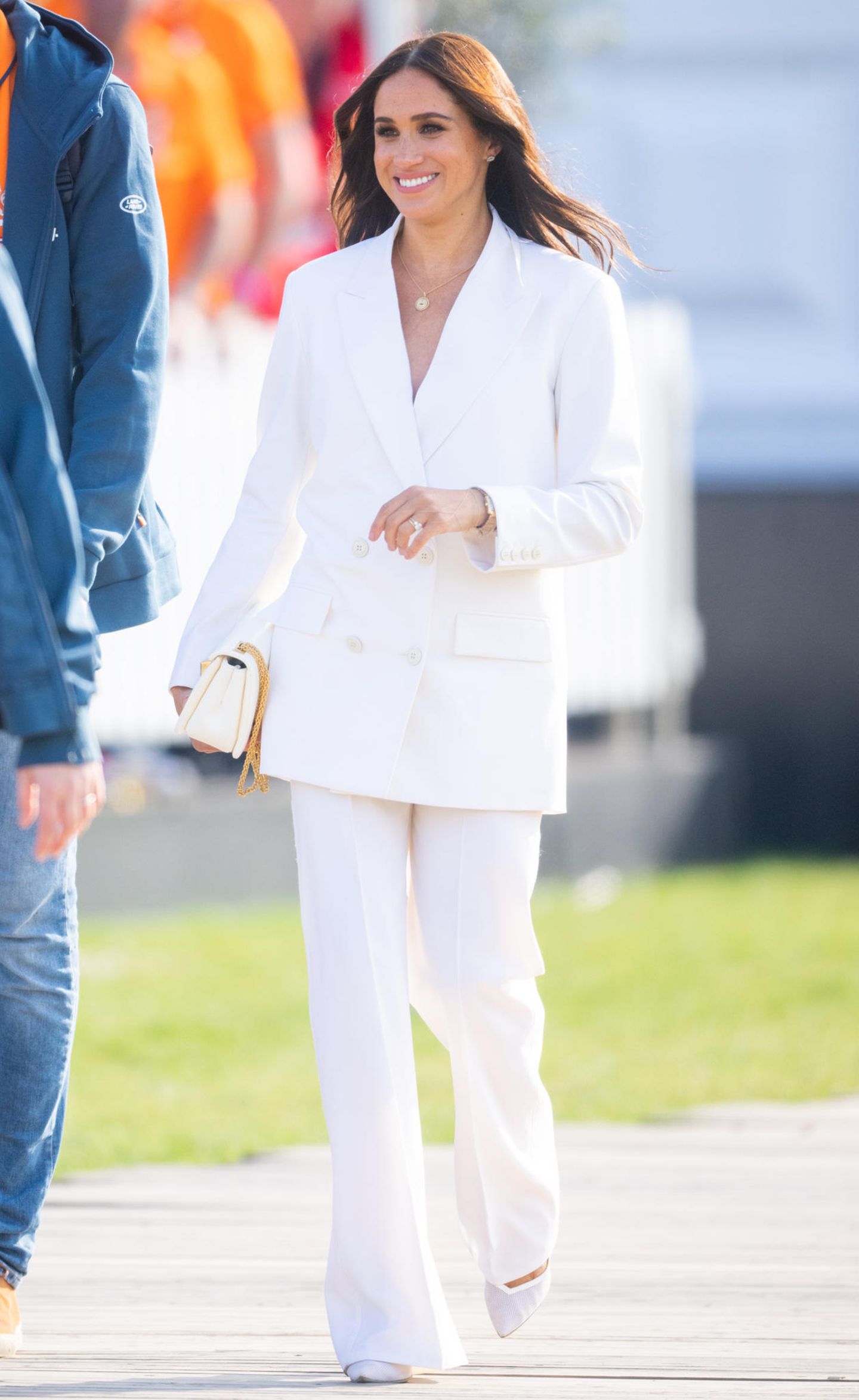Bei ihrer Ankunft in Den Haag zeigt sich Meghan in einem weißen Power-Suit von Valentino. Die Frau von Prinz Harry strahlt darin förmlich mit der Sonne um die Wette. Die kleine Tasche, ebenfalls von Valentino, verleiht ihrem Business Look das gewisse Etwas.