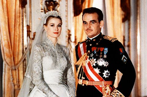 Am 19. April 1956 heiratete Fürst Rainier von Monaco den Hollywood-Star Grace Kelly kirchlich. Ihr legendäres Brautkleid aus Seide, Taft und Brüsseler Spitze, entworfen von MGM-Kostümbildnerin Helen Rose wurde für unzählige Frauen zur Inspiration für ihre eigene Hochzeit, nicht zuletzt sogar für Royals wie Herzogin Catherine. Das Kleid ist übrigens auch ein Geschenk der Filmfirma gewesen. 0.6883