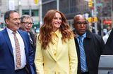 In diesem pastellgelben Wow-Look ist Julia Roberts auf ihrem Weg zur Late Show mit Stephen Colbert in New York nicht zu übersehen. Der frühlingshafte Anzug stammt von Lafayette 148 New York, dazu trägt der Hollywood-Star hoheLackschuhen von Angela Scott.