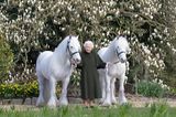 Queen Elizabeth posiert mit zwei besonderen Begleitern