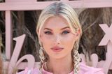 Romees "Victorias Secret"-Kollegin Elsa Hosk zeigt sich mit einem ganz ähnlichen Look, ergänzt ihren rosa Lidschatten jedoch noch um einen schwarzen Lidstrich. Die blonde Mähne hat die Schweden zu zwei Zöpfen geflochten, die von einem blassrosa Band verziert werden. 