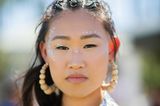 Glitzers ist auch für Jaime Xie ganz offensichtlich ein Must-have die Festival-Saison. Bei dem Coachella-Festival 2019 schminkt sie neben ihrem rechten Auge einen halbmondförmigen Glitzerstreifen und ergänzt auch ihren hellgelben Eyeliner um die Schimmer-Partikel. 