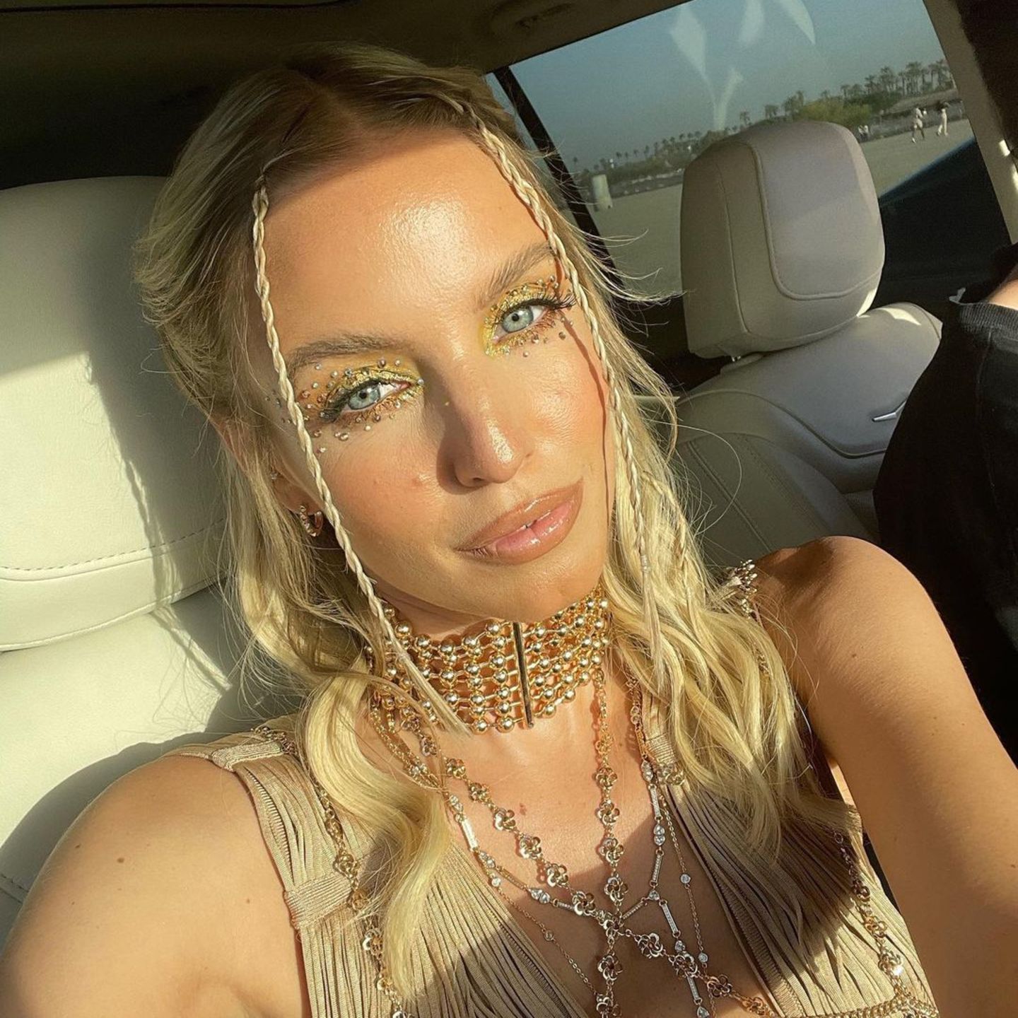 Bloggerin Leonie Hanne ist wie jedes Jahr einer der Stargäste auf dem Coachella-Festival – und dort muss man sich natürlich auch dementsprechend präsentieren. Leonie wählt für das Festival-Wochenende mehrere Variationen des Glitzersteinchen-Looks und ergänzt ihn durch gelben Lidschatten und glänzende Nude-Lips.